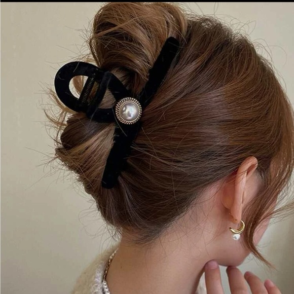 Anthropologie Accessories - Velvet Detail Pearl Hair Claw